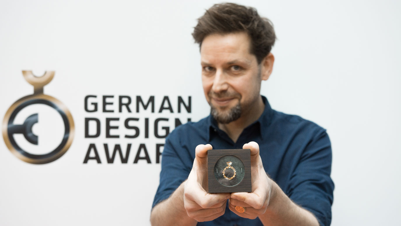 Jan Spille präsentiert die Jan Spille Materialbox während German Design Award Preisverleihung